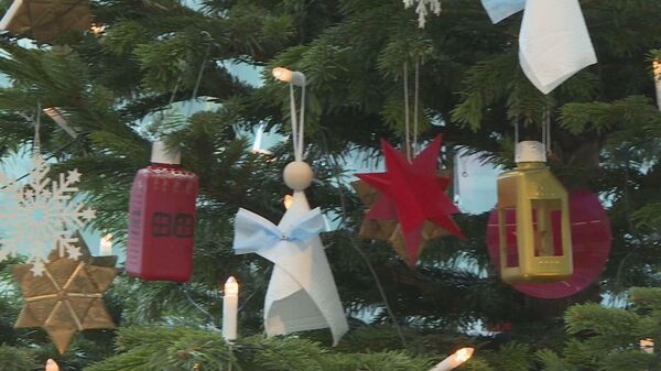 Bundestag President receives Xmas tree decorations made with recycled face masks - Sputnik Молдова