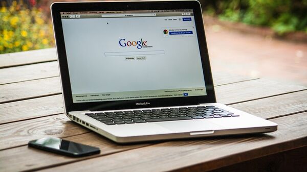 Ноутбук на столе с интернет-страницей Google - Sputnik Молдова