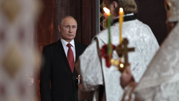 Президент РФ Владимир Путин на праздничном пасхальном богослужении  в кафедральном соборном Храме Христа Спасителя, 7 апреля 2017 года - Sputnik Молдова