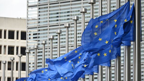 Приспущенные флаги возле входа в здание Еврокомиссии - Sputnik Молдова