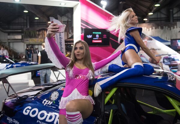 Модели на выставке Motorsport Expo в КВЦ Сокольники в Москве Модели на выставке Motorsport Expo в КВЦ Сокольники в Москве - Sputnik Молдова
