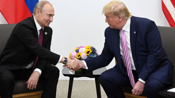 Президент РФ Владимир Путин и президент США Дональд Трамп во время встречи на полях саммита Группы двадцати в Осаке - Sputnik Молдова